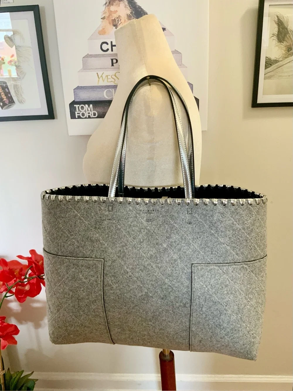 TORY BURCH BLOCK T FELT TOTE W/SILVER LEATHER POUCH EXC CONDITION
